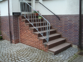 Verschiedene Außentreppen aus Naturstein, Granit, Beton und