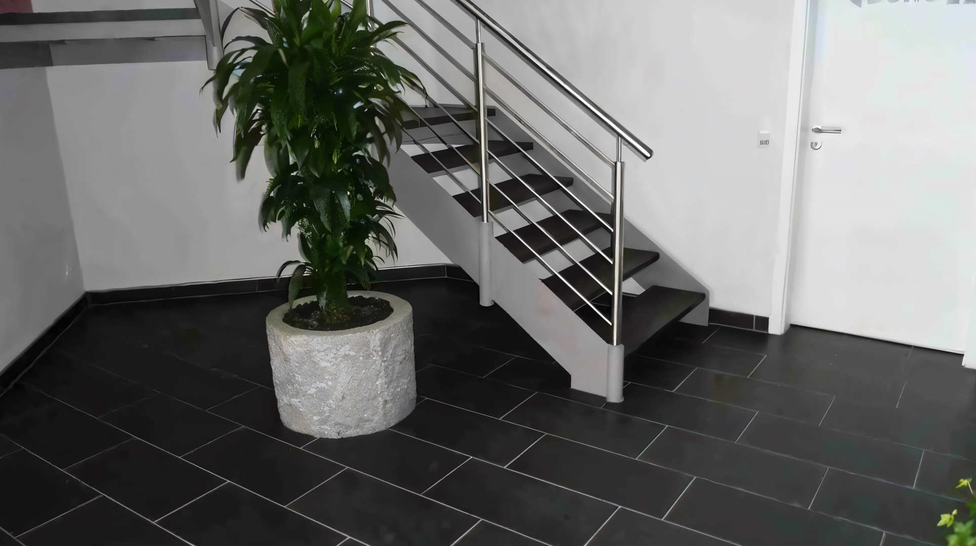Wangentreppe mit Naturstein Nero Assoluto