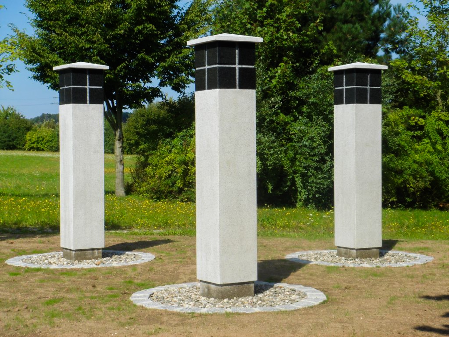 Urnenstelen aus Betonwerkstein